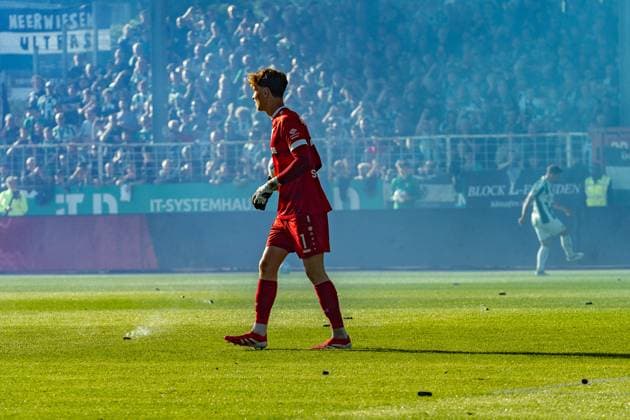 09.05.2025, Preussen Münster vs. Hertha BSC, 2. Bundesliga, 33. Spieltag Rauch Dunst Nebel - Schlechte Bedingungen zum Anpfiff nach der Pyro Choreo der Münster Fans, hier Tjark Ernst (Hertha BSC, 1) Wichtiger Hinweis: Gemaess den Vorgaben der DFL Deutsche Fussball Liga bzw. des DFB Deutscher Fussball-Bund ist es untersagt, in dem Stadion und oder vom Spiel angefertigte Fotoaufnahmen in Form von Sequenzbildern und oder videoaehnlichen Fotostrecken zu verwerten