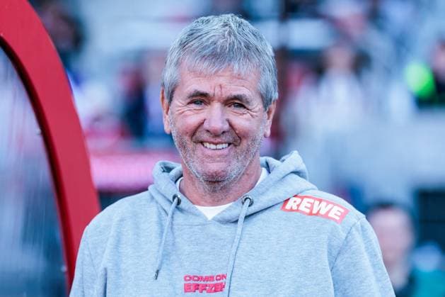 1. Fußball Bundesliga: 1. FC Nürnberg - 1. FC Köln; 09.05.2025 Friedhelm Funkel (Cheftrainer, Trainer 1. FC Köln) lacht, lachend 1. Fußball Bundesliga, 1. FC Nürnberg - 1. FC Köln, Nürnberg, Max-Morlock-Stadion am 09.05.2025 DFL REGULATIONS PROHIBIT ANY USE OF PHOTOGRAPHS AS IMAGE SEQUENCES AND OR QUASI-VIDEO. Copyright: xBEAUTIFULxSPORTS Wunderlx