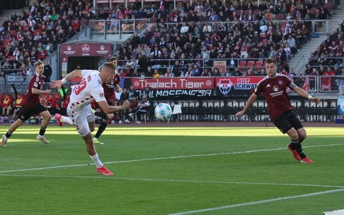 09.05.2025 - Fussball - Saison 2024 2025 - 2. Fussball - Bundesliga - 33. Spieltag: 1. FC Nürnberg FCN ( Club ) - 1. FC Köln - Sportfoto Zink DaMa - xdaxmax - DFL regulations prohibit any use of photographs as image sequences and or quasi-video - only for editorial use - Tim Lemperle (19, FC Köln ) mit Torschuss