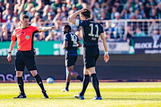 Sport Bilder des Tages 09.05.2025, Preussen Münster vs. Hertha BSC, 2. Bundesliga, 33. Spieltag Schiedsrichter Patrick Ittrich und Fabian Reese (Hertha BSC, 11) Wichtiger Hinweis: Gemaess den Vorgaben der DFL Deutsche Fussball Liga bzw. des DFB Deutscher Fussball-Bund ist es untersagt, in dem Stadion und oder vom Spiel angefertigte Fotoaufnahmen in Form von Sequenzbildern und oder videoaehnlichen Fotostrecken zu verwerten