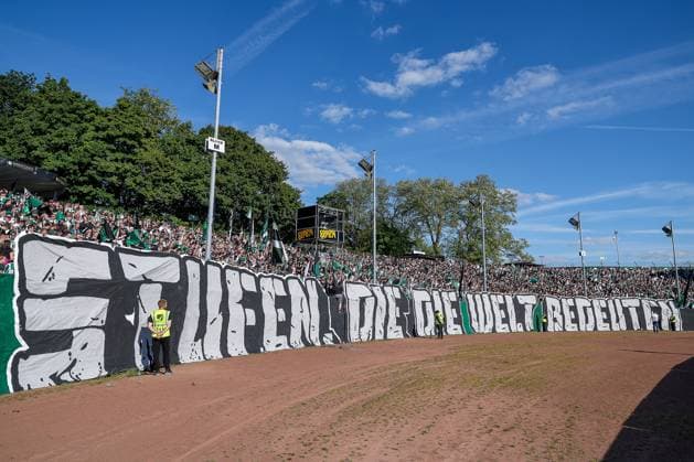 09.05.2025, Fußball, Preußen Münster - Hertha BSC, 2. Fußball Bundesliga, 33. Spieltag, Preußenstadion, Saison 2024 2025: Banner Schriftzug Stufen die die Welt bedeuten Choreografie Choreo Fankurve DFB regulations prohibit any use of photographs as image sequences and or quasi-video. Nordrhein-Westfalen Deutschland