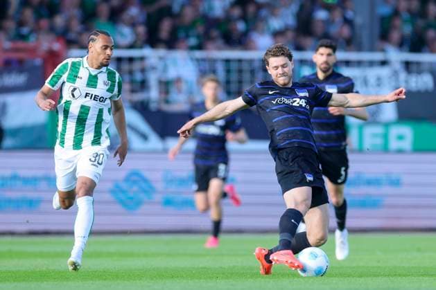 Etienne Amenyido (SC Preussen Muenster) und Linus Gechter (Hertha BSC Berlin) kaempfen um den Ball, 2. Bundesliga, Preußen Münster vs Hertha BSC, Preußenstadion am 09. May 2025 in Münster, Deutschland. (Foto von Marco Steinbrenner DeFodi Images) Etienne Amenyido (SC Preussen Muenster) und Linus Gechter (Hertha BSC Berlin) battle for the ball, 2. Bundesliga, Preußen Münster vs Hertha BSC, Preußenstadion, May 9, 2025 in Münster, Germany. (Photo by Marco Steinbrenner DeFodi Images) DFB DFL REGULATIONS PROHIBIT ANY USE OF PHOTOGRAPHS AS IMAGE SEQUENCES AND OR QUASI-VIDEO.