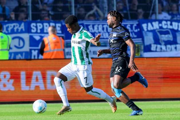 Daniel Kyerewaa (SC Preussen Muenster) und Deyovaisio Zeefuik (Hertha BSC Berlin) kaempfen um den Ball, 2. Bundesliga, Preußen Münster vs Hertha BSC, Preußenstadion am 09. May 2025 in Münster, Deutschland. (Foto von Marco Steinbrenner DeFodi Images) Daniel Kyerewaa (SC Preussen Muenster) und Deyovaisio Zeefuik (Hertha BSC Berlin) battle for the ball, 2. Bundesliga, Preußen Münster vs Hertha BSC, Preußenstadion, May 9, 2025 in Münster, Germany. (Photo by Marco Steinbrenner DeFodi Images) DFB DFL REGULATIONS PROHIBIT ANY USE OF PHOTOGRAPHS AS IMAGE SEQUENCES AND OR QUASI-VIDEO.