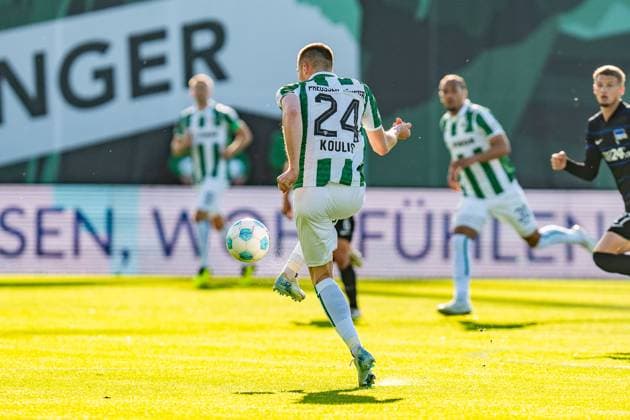 09.05.2025, Preussen Münster vs. Hertha BSC, 2. Bundesliga, 33. Spieltag Niko Koulis (Preussen Muenster, 24) Wichtiger Hinweis: Gemaess den Vorgaben der DFL Deutsche Fussball Liga bzw. des DFB Deutscher Fussball-Bund ist es untersagt, in dem Stadion und oder vom Spiel angefertigte Fotoaufnahmen in Form von Sequenzbildern und oder videoaehnlichen Fotostrecken zu verwerten