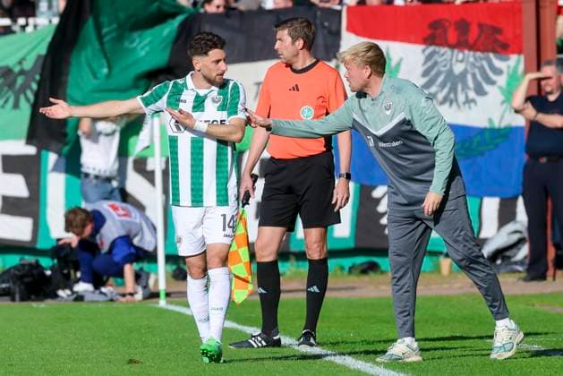 Charalambos Makridis (SC Preussen Muenster) und Interimstrainer Kieran Schulze-Marmeling (SC Preussen Muenster) unterhalten sich, 2. Bundesliga, Preußen Münster vs Hertha BSC, Preußenstadion am 09. May 2025 in Münster, Deutschland. (Foto von Marco Steinbrenner DeFodi Images) Charalambos Makridis (SC Preussen Muenster) und Interimstrainer Kieran Schulze-Marmeling (SC Preussen Muenster) talk together, 2. Bundesliga, Preußen Münster vs Hertha BSC, Preußenstadion, May 9, 2025 in Münster, Germany. (Photo by Marco Steinbrenner DeFodi Images) DFB DFL REGULATIONS PROHIBIT ANY USE OF PHOTOGRAPHS AS IMAGE SEQUENCES AND OR QUASI-VIDEO.