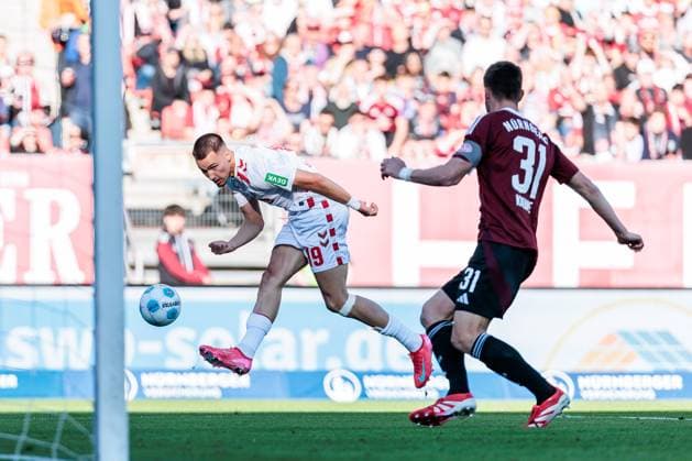 1. Fußball Bundesliga: 1. FC Nürnberg - 1. FC Köln; 09.05.2025 Zweikampf Tim Lemperle (1. FC Köln, 19), Robin Knoche (1. FC Nürnberg, 31) 1. Fußball Bundesliga, 1. FC Nürnberg - 1. FC Köln, Nürnberg, Max-Morlock-Stadion am 09.05.2025 DFL REGULATIONS PROHIBIT ANY USE OF PHOTOGRAPHS AS IMAGE SEQUENCES AND OR QUASI-VIDEO.