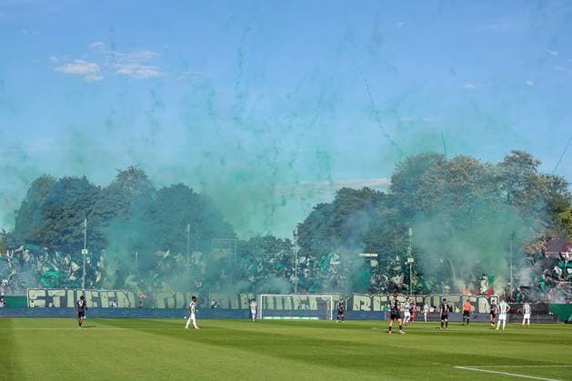09.05.2025, Fußball, Preußen Münster - Hertha BSC, 2. Fußball Bundesliga, 33. Spieltag, Preußenstadion, Saison 2024 2025: Choreografie Choreo mit Pyrotechnik Bengalisches Feuer Rauch Rauchkörper in der Fankurve Spielunterbrechung Feuerwerkskörper DFB regulations prohibit any use of photographs as image sequences and or quasi-video. Nordrhein-Westfalen Deutschland