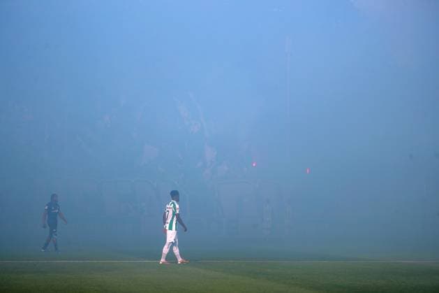 09.05.2025, Fußball, Preußen Münster - Hertha BSC, 2. Fußball Bundesliga, 33. Spieltag, Preußenstadion, Saison 2024 2025: Choreografie Choreo mit Pyrotechnik Bengalisches Feuer Rauch Rauchkörper in der Fankurve Spielunterbrechung Daniel Kyerewaa (Preussen Muenster 07) DFB regulations prohibit any use of photographs as image sequences and or quasi-video. Nordrhein-Westfalen Deutschland
