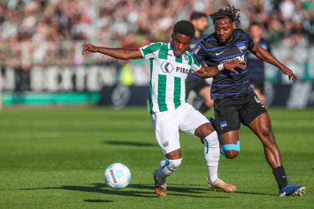 Sport Bilder des Tages 09.05.2025, Fussball, Saison 2024 2025, 2. Bundesliga, 33. Spieltag, Preussen Münster - Hertha BSC, v. l. Daniel Kankam Kyerewaa (Preußen Münster), Deyovaisio Zeefuik (Hertha BSC) Münster LVM Arena NRW Deutschland xRHR-FOTO TRx