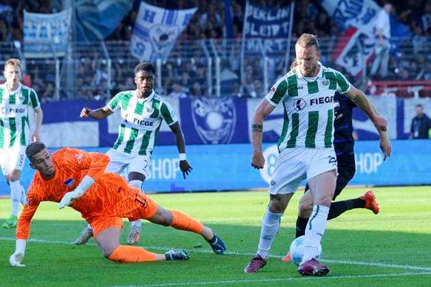 Jorrit Hendrix (SC Preussen Muenster) erzielt mit der Hacke vorbei an Torhueter Tjark Ernst (Hertha BSC Berlin) das Tor zum 1:0, 2. Bundesliga, Preußen Münster vs Hertha BSC, Preußenstadion am 09. May 2025 in Münster, Deutschland. (Foto von Marco Steinbrenner DeFodi Images) Jorrit Hendrix (SC Preussen Muenster) scores with his heel past goalkeeper Tjark Ernst (Hertha BSC Berlin) to make it 1:0, 2. Bundesliga, Preußen Münster vs Hertha BSC, Preußenstadion, May 9, 2025 in Münster, Germany. (Photo by Marco Steinbrenner DeFodi Images) DFB DFL REGULATIONS PROHIBIT ANY USE OF PHOTOGRAPHS AS IMAGE SEQUENCES AND OR QUASI-VIDEO.