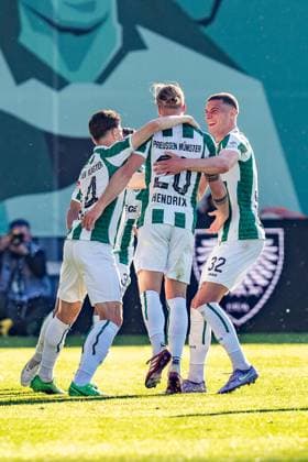 09.05.2025, Preussen Münster vs. Hertha BSC, 2. Bundesliga, 33. Spieltag Tor zum 1:0 durch Jorrit Hendrix (Preussen Muenster, 20) hier mit Marc Lorenz (Preussen Muenster, 18) Wichtiger Hinweis: Gemaess den Vorgaben der DFL Deutsche Fussball Liga bzw. des DFB Deutscher Fussball-Bund ist es untersagt, in dem Stadion und oder vom Spiel angefertigte Fotoaufnahmen in Form von Sequenzbildern und oder videoaehnlichen Fotostrecken zu verwerten