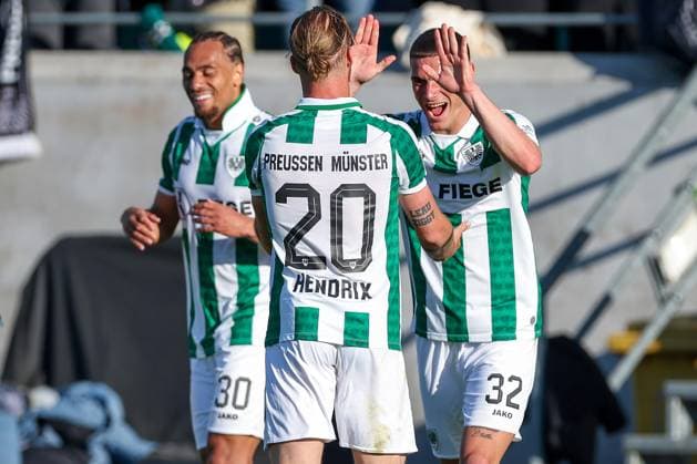 09.05.2025, Fußball, Preußen Münster - Hertha BSC, 2. Fußball Bundesliga, 33. Spieltag, Preußenstadion, Saison 2024 2025: Torjubel nach dem Tor zum 1:0 durch Torschütze Jorrit Hendrix (Preussen Muenster 20) zusammen mit Etienne Amenyido (Preussen Muenster 30) und Luca Bazzoli (Preussen Muenster 32) DFB regulations prohibit any use of photographs as image sequences and or quasi-video. Nordrhein-Westfalen Deutschland