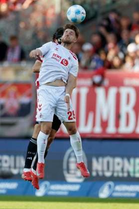 Kopfballduell zwischen Fabio Gruber (1.FC Nuernberg, 4) (l) und Jan Thielmann (1. FC Koeln, 29). 09.05.2025, Fussball, 2. Bundesliga, 1. FC Nürnberg - 1. FC Köln, GER, Nuernberg, Max-Morlock-Stadion, DFL REGULATIONS PROHIBIT ANY USE OF PHOTOGRAPHS AS IMAGE SEQUENCES AND OR QUASI-VIDEO.