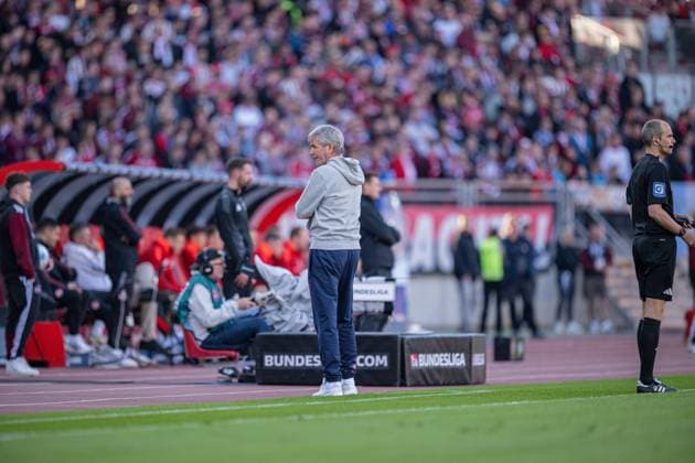 09.05.2025, Fussball, 2. Bundesliga, 33. Spieltag Saison 2024 2025, 1.FC Nürnberg - 1.FC Köln, Trainer Friedhelm Funkel (1. FC Köln) schaut zur Auswechselbank, xRHR-FOTO TKx Copyright: RHR-FOTOx RHR-FOTO TK