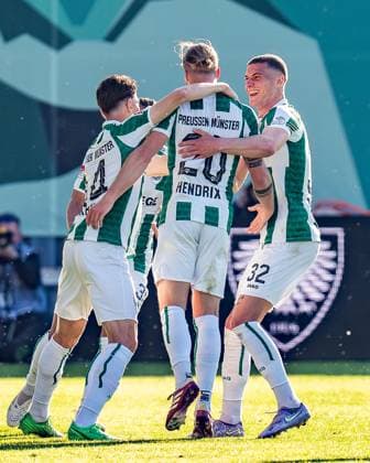 09.05.2025, Preussen Münster vs. Hertha BSC, 2. Bundesliga, 33. Spieltag Tor zum 1:0 durch Jorrit Hendrix (Preussen Muenster, 20) hier mit Marc Lorenz (Preussen Muenster, 18) Wichtiger Hinweis: Gemaess den Vorgaben der DFL Deutsche Fussball Liga bzw. des DFB Deutscher Fussball-Bund ist es untersagt, in dem Stadion und oder vom Spiel angefertigte Fotoaufnahmen in Form von Sequenzbildern und oder videoaehnlichen Fotostrecken zu verwerten