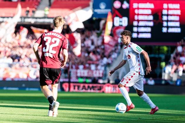 1. Fußball Bundesliga: 1. FC Nürnberg - 1. FC Köln; 09.05.2025 Zweikampf Tim Janisch (1. FC Nürnberg, 32), Luca Waldschmidt (1. FC Köln, 9) 1. Fußball Bundesliga, 1. FC Nürnberg - 1. FC Köln, Nürnberg, Max-Morlock-Stadion am 09.05.2025 DFL REGULATIONS PROHIBIT ANY USE OF PHOTOGRAPHS AS IMAGE SEQUENCES AND OR QUASI-VIDEO.
