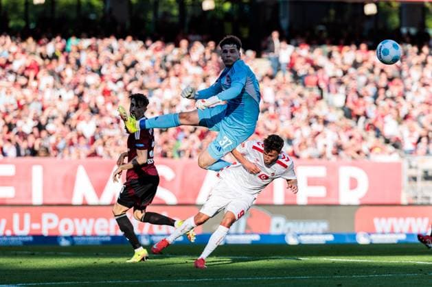 1. Fußball Bundesliga: 1. FC Nürnberg - 1. FC Köln; 09.05.2025 Zweikampf Michal Kukucka (1. FC Nürnberg, 37), Luca Waldschmidt (1. FC Köln, 9) 1. Fußball Bundesliga, 1. FC Nürnberg - 1. FC Köln, Nürnberg, Max-Morlock-Stadion am 09.05.2025 DFL REGULATIONS PROHIBIT ANY USE OF PHOTOGRAPHS AS IMAGE SEQUENCES AND OR QUASI-VIDEO.