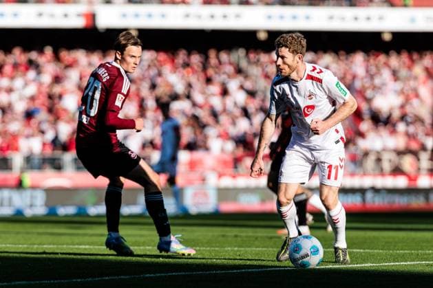 1. Fußball Bundesliga: 1. FC Nürnberg - 1. FC Köln; 09.05.2025 Zweikampf Caspar Jander (1. FC Nürnberg, 20), Florian Kainz (1. FC Köln, 11) 1. Fußball Bundesliga, 1. FC Nürnberg - 1. FC Köln, Nürnberg, Max-Morlock-Stadion am 09.05.2025 DFL REGULATIONS PROHIBIT ANY USE OF PHOTOGRAPHS AS IMAGE SEQUENCES AND OR QUASI-VIDEO.