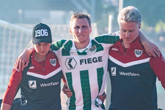 09.05.2025, Preussen Münster vs. Hertha BSC, 2. Bundesliga, 33. Spieltag Joshua Mees (Preussen Muenster, 8) musste verletzt aufgrund einer Verletzung ausgewechselt werden Wichtiger Hinweis: Gemaess den Vorgaben der DFL Deutsche Fussball Liga bzw. des DFB Deutscher Fussball-Bund ist es untersagt, in dem Stadion und oder vom Spiel angefertigte Fotoaufnahmen in Form von Sequenzbildern und oder videoaehnlichen Fotostrecken zu verwerten