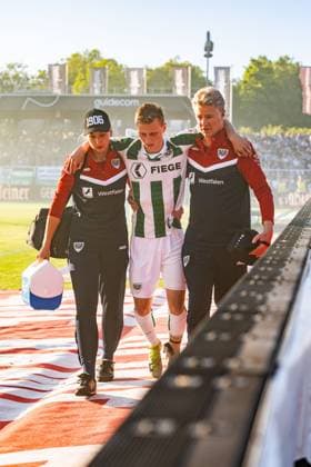 09.05.2025, Preussen Münster vs. Hertha BSC, 2. Bundesliga, 33. Spieltag Joshua Mees (Preussen Muenster, 8) musste verletzt aufgrund einer Verletzung ausgewechselt werden Wichtiger Hinweis: Gemaess den Vorgaben der DFL Deutsche Fussball Liga bzw. des DFB Deutscher Fussball-Bund ist es untersagt, in dem Stadion und oder vom Spiel angefertigte Fotoaufnahmen in Form von Sequenzbildern und oder videoaehnlichen Fotostrecken zu verwerten