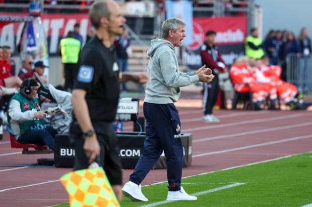 Chef-Trainer Friedhelm Funkel (1. FC Koeln) feuert die Mannschaft an, 1.FC Nuernberg vs. 1.FC Koeln Fussball, 2. Bundesliga, DFL, Saison 2024 2025, Rueckrunde, 33. Spieltag, 09.05.2025 DFB regulations prohibit any use of photographs as image sequences and or quasi-video