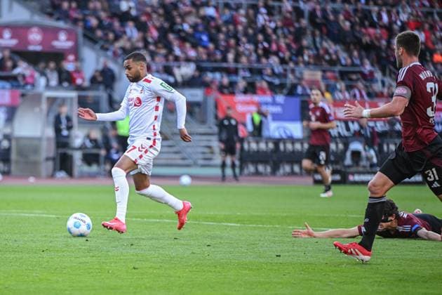 09.05.2025, Fussball, 2. Bundesliga, 33. Spieltag Saison 2024 2025, 1.FC Nürnberg - 1.FC Köln, Torwart Michal Kukucka (1. FC Nürnberg), Linton Maina (1. FC Köln) xRHR-FOTO TKx