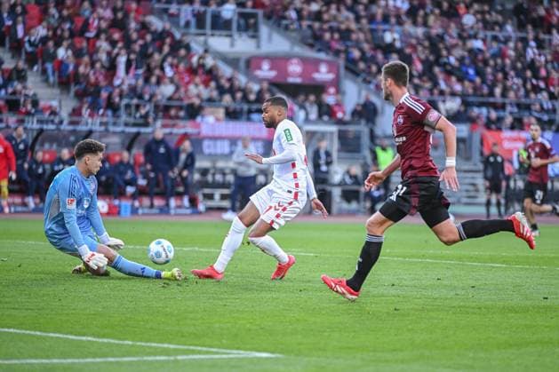 09.05.2025, Fussball, 2. Bundesliga, 33. Spieltag Saison 2024 2025, 1.FC Nürnberg - 1.FC Köln, Torwart Michal Kukucka (1. FC Nürnberg), Linton Maina (1. FC Köln) xRHR-FOTO TKx
