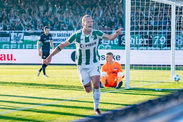 09.05.2025, Preussen Münster vs. Hertha BSC, 2. Bundesliga, 33. Spieltag Tor zum 2:0 durch Jorrit Hendrix (Preussen Muenster, 20) und Jubel mit Marc Lorenz (Preussen Muenster, 18) Dennis Smarsch (Hertha BSC, 12) Wichtiger Hinweis: Gemaess den Vorgaben der DFL Deutsche Fussball Liga bzw. des DFB Deutscher Fussball-Bund ist es untersagt, in dem Stadion und oder vom Spiel angefertigte Fotoaufnahmen in Form von Sequenzbildern und oder videoaehnlichen Fotostrecken zu verwerten