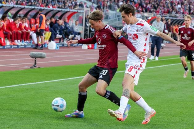 Caspar Jander 20 (1FC Nuernberg) und Denis Huseinbasic 8 (1. FC Koeln) im Duell, 1.FC Nuernberg vs. 1.FC Koeln Fussball, 2. Bundesliga, DFL, Saison 2024 2025, Rueckrunde, 33. Spieltag, 09.05.2025 DFB regulations prohibit any use of photographs as image sequences and or quasi-video