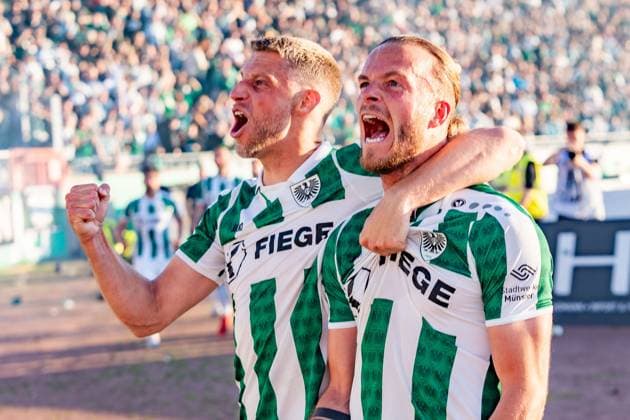 09.05.2025, Preussen Münster vs. Hertha BSC, 2. Bundesliga, 33. Spieltag Tor zum 2:0 durch Jorrit Hendrix (Preussen Muenster, 20) und Jubel mit Marc Lorenz (Preussen Muenster, 18) Wichtiger Hinweis: Gemaess den Vorgaben der DFL Deutsche Fussball Liga bzw. des DFB Deutscher Fussball-Bund ist es untersagt, in dem Stadion und oder vom Spiel angefertigte Fotoaufnahmen in Form von Sequenzbildern und oder videoaehnlichen Fotostrecken zu verwerten