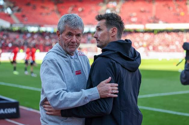 Chef-Trainer Friedhelm Funkel (1. FC Koeln) und Chef-Trainer Miroslave Klose (1. FC Nuernberg) begruessen sich, 1.FC Nuernberg vs. 1.FC Koeln Fussball, 2. Bundesliga, DFL, Saison 2024 2025, Rueckrunde, 33. Spieltag, 09.05.2025 DFB regulations prohibit any use of photographs as image sequences and or quasi-video
