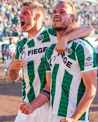 09.05.2025, Preussen Münster vs. Hertha BSC, 2. Bundesliga, 33. Spieltag Tor zum 2:0 durch Jorrit Hendrix (Preussen Muenster, 20) und Jubel mit Marc Lorenz (Preussen Muenster, 18) Wichtiger Hinweis: Gemaess den Vorgaben der DFL Deutsche Fussball Liga bzw. des DFB Deutscher Fussball-Bund ist es untersagt, in dem Stadion und oder vom Spiel angefertigte Fotoaufnahmen in Form von Sequenzbildern und oder videoaehnlichen Fotostrecken zu verwerten