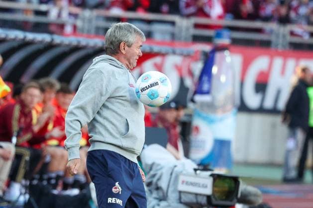 Chef-Trainer Friedhelm Funkel (1. FC Koeln) nimmt einen Ball an, 1.FC Nuernberg vs. 1.FC Koeln Fussball, 2. Bundesliga, DFL, Saison 2024 2025, Rueckrunde, 33. Spieltag, 09.05.2025 DFB regulations prohibit any use of photographs as image sequences and or quasi-video