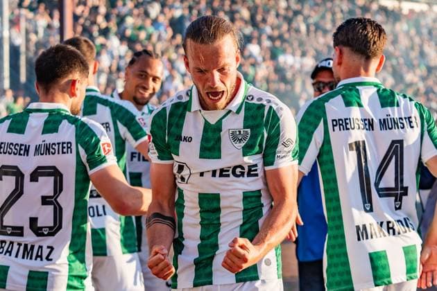09.05.2025, Preussen Münster vs. Hertha BSC, 2. Bundesliga, 33. Spieltag Tor zum 2:0 durch Jorrit Hendrix (Preussen Muenster, 20) und Jubel mit Marc Lorenz (Preussen Muenster, 18) Haralambos Makridis (Preussen Muenster, 14) Wichtiger Hinweis: Gemaess den Vorgaben der DFL Deutsche Fussball Liga bzw. des DFB Deutscher Fussball-Bund ist es untersagt, in dem Stadion und oder vom Spiel angefertigte Fotoaufnahmen in Form von Sequenzbildern und oder videoaehnlichen Fotostrecken zu verwerten