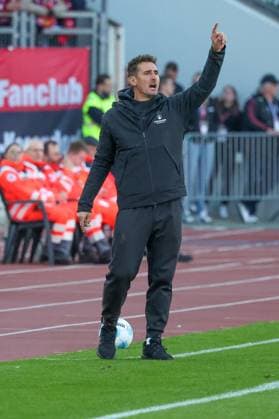 Chef-Trainer Miroslave Klose (1. FC Nuernberg) gestikuliert, 1.FC Nuernberg vs. 1.FC Koeln Fussball, 2. Bundesliga, DFL, Saison 2024 2025, Rueckrunde, 33. Spieltag, 09.05.2025 DFB regulations prohibit any use of photographs as image sequences and or quasi-video