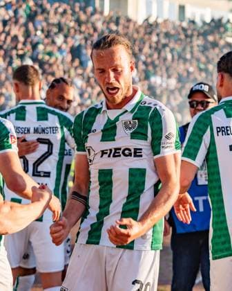 09.05.2025, Preussen Münster vs. Hertha BSC, 2. Bundesliga, 33. Spieltag Tor zum 2:0 durch Jorrit Hendrix (Preussen Muenster, 20) und Jubel mit Marc Lorenz (Preussen Muenster, 18) Haralambos Makridis (Preussen Muenster, 14) Wichtiger Hinweis: Gemaess den Vorgaben der DFL Deutsche Fussball Liga bzw. des DFB Deutscher Fussball-Bund ist es untersagt, in dem Stadion und oder vom Spiel angefertigte Fotoaufnahmen in Form von Sequenzbildern und oder videoaehnlichen Fotostrecken zu verwerten
