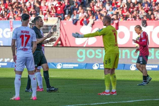 Chef-Trainer Friedhelm Funkel (1. FC Koeln) diskutiert mit Schiedsrichter Referee Robert Hartmann, 1.FC Nuernberg vs. 1.FC Koeln Fussball, 2. Bundesliga, DFL, Saison 2024 2025, Rueckrunde, 33. Spieltag, 09.05.2025 DFB regulations prohibit any use of photographs as image sequences and or quasi-video