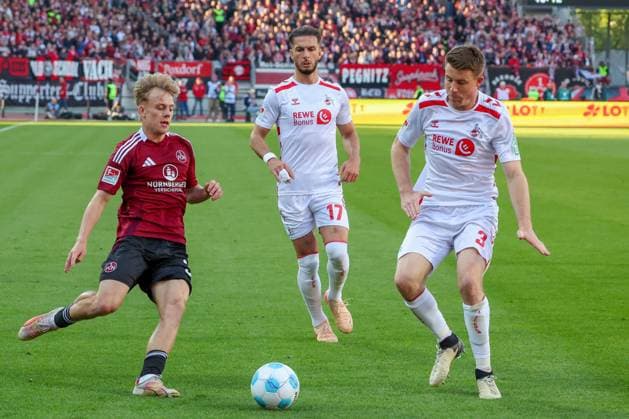von links nach rechts: Tim Janisch 32 (1FC Nuernberg), Leart Paqarada 17 (1. FC Koeln) und Eric Martel 6 (1. FC Koeln) im Duell, 1.FC Nuernberg vs. 1.FC Koeln Fussball, 2. Bundesliga, DFL, Saison 2024 2025, Rueckrunde, 33. Spieltag, 09.05.2025 DFB regulations prohibit any use of photographs as image sequences and or quasi-video