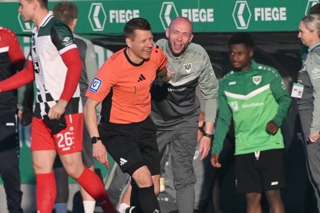 Christian Pander (Teamchef Preußen Münster), re., nach dem 2:0 mkit Schiedsrichter Patrick Ittrich Fussball, 09.05.2025, 2. Bundesliga, Saison 2024 2025, 33. Spieltag, Preußen Münster - Hertha BSC Berlin Foto: Team2 Maik Hölter DFL regulations prohibit any use of photographs as image sequences and or quasi-video Muenster Preussenstadion Nordrhein Westfalen Deutschland