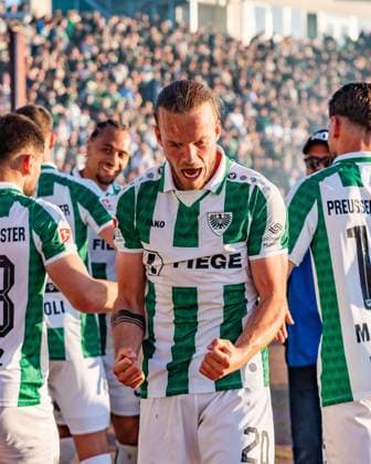 09.05.2025, Preussen Münster vs. Hertha BSC, 2. Bundesliga, 33. Spieltag Tor zum 2:0 durch Jorrit Hendrix (Preussen Muenster, 20) und Jubel mit Marc Lorenz (Preussen Muenster, 18) Haralambos Makridis (Preussen Muenster, 14) Wichtiger Hinweis: Gemaess den Vorgaben der DFL Deutsche Fussball Liga bzw. des DFB Deutscher Fussball-Bund ist es untersagt, in dem Stadion und oder vom Spiel angefertigte Fotoaufnahmen in Form von Sequenzbildern und oder videoaehnlichen Fotostrecken zu verwerten