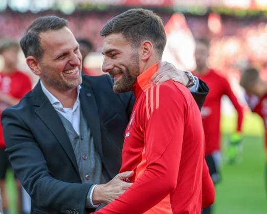 von links nach rechts: Vorstand Joti Chatzialexiou (1. FC Nuernberg) ehrt und verabschiedet Enrico Valentini 22 (1FC Nuernberg), 1.FC Nuernberg vs. 1.FC Koeln Fussball, 2. Bundesliga, DFL, Saison 2024 2025, Rueckrunde, 33. Spieltag, 09.05.2025 DFB regulations prohibit any use of photographs as image sequences and or quasi-video