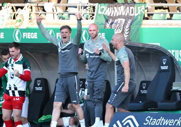 Christian Pander (Teamchef Preußen Münster), mi., jubelt nach dem Abpfiff mit seinem Trainerteam Fussball, 09.05.2025, 2. Bundesliga, Saison 2024 2025, 33. Spieltag, Preußen Münster - Hertha BSC Berlin Foto: Team2 Maik Hölter DFL regulations prohibit any use of photographs as image sequences and or quasi-video Muenster Preussenstadion Nordrhein Westfalen Deutschland