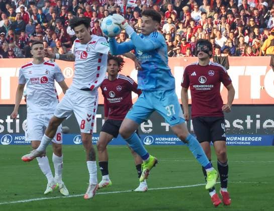 Michal Kukucka 37 (1FC Nuernberg) haelt einen Flankenball, 1.FC Nuernberg vs. 1.FC Koeln Fussball, 2. Bundesliga, DFL, Saison 2024 2025, Rueckrunde, 33. Spieltag, 09.05.2025 DFB regulations prohibit any use of photographs as image sequences and or quasi-video