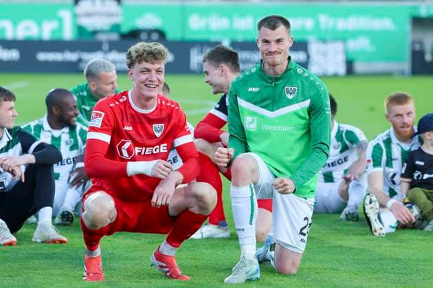Torhueter Johannes Schenk (SC Preussen Muenster) und Torhueter Morten Behrens (SC Preussen Muenster) lachen, 2. Bundesliga, Preußen Münster vs Hertha BSC, Preußenstadion am 09. May 2025 in Münster, Deutschland. (Foto von Marco Steinbrenner DeFodi Images) Torhueter Johannes Schenk (SC Preussen Muenster) und Torhueter Morten Behrens (SC Preussen Muenster) smile, 2. Bundesliga, Preußen Münster vs Hertha BSC, Preußenstadion, May 9, 2025 in Münster, Germany. (Photo by Marco Steinbrenner DeFodi Images) DFB DFL REGULATIONS PROHIBIT ANY USE OF PHOTOGRAPHS AS IMAGE SEQUENCES AND OR QUASI-VIDEO.