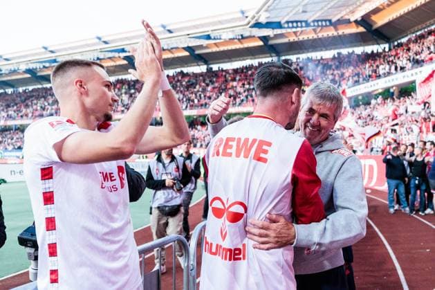 2. Fußball Bundesliga: 1. FC Nürnberg - 1. FC Köln; 09.05.2025 Die Mannschaft feiert den Sieg mit den Fans Philipp Pentke (1. FC Köln, 20) wird von Friedhelm Funkel (Cheftrainer, Trainer 1. FC Köln) umarmt 2. Fußball Bundesliga, 1. FC Nürnberg - 1. FC Köln, Nürnberg, Max-Morlock-Stadion am 09.05.2025 DFL REGULATIONS PROHIBIT ANY USE OF PHOTOGRAPHS AS IMAGE SEQUENCES AND OR QUASI-VIDEO.