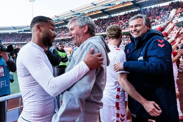 2. Fußball Bundesliga: 1. FC Nürnberg - 1. FC Köln; 09.05.2025 Die Mannschaft feiert den Sieg mit den Fans Linton Maina (1. FC Köln, 37) wird von Friedhelm Funkel (Cheftrainer, Trainer 1. FC Köln) umarmt 2. Fußball Bundesliga, 1. FC Nürnberg - 1. FC Köln, Nürnberg, Max-Morlock-Stadion am 09.05.2025 DFL REGULATIONS PROHIBIT ANY USE OF PHOTOGRAPHS AS IMAGE SEQUENCES AND OR QUASI-VIDEO.