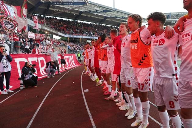 Köln feiert mit den Fans nach dem Rückrundenspiel der Saison 2024 2025 zwischen dem 1. FC Nürnberg und dem 1. FC Köln (1:2) in Nürnberg; 09 05 2025 -