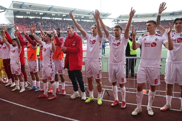Köln feiert mit den Fans nach dem Rückrundenspiel der Saison 2024 2025 zwischen dem 1. FC Nürnberg und dem 1. FC Köln (1:2) in Nürnberg; 09 05 2025 -