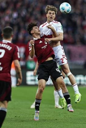 Tino Kusanovic, FCN, und Joel Pascal Schmied, FCK, im Rückrundenspiel der Saison 2024 2025 zwischen dem 1. FC Nürnberg und dem 1. FC Köln (1:2) in Nürnberg; 09 05 2025 -