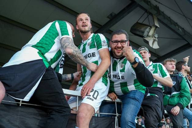 09.05.2025, Fußball, Preußen Münster - Hertha BSC, 2. Fußball Bundesliga, 33. Spieltag, Preußenstadion, Saison 2024 2025: Abschlussjubel nach dem 2:0 Sieg für Preußen. Jorrit Hendrix (Preussen Muenster 20) jubelnd auf dem Zaun bei den Fans DFB regulations prohibit any use of photographs as image sequences and or quasi-video. Nordrhein-Westfalen Deutschland